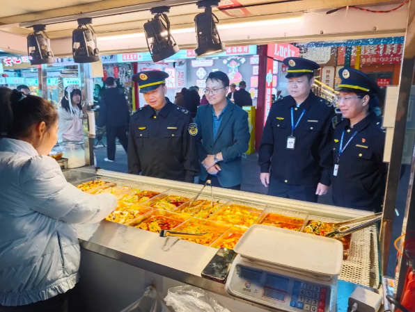 广西防城港市市场监管部门开展夜市摊点食品安全检查(图1)