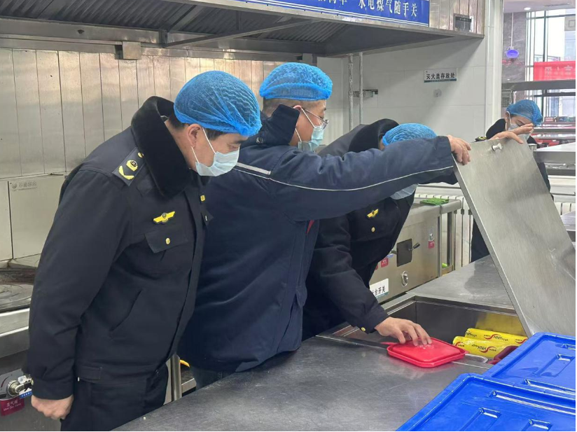 内蒙古五原县市场监管局开展元旦节前餐饮环节食品安全大检查(图1)