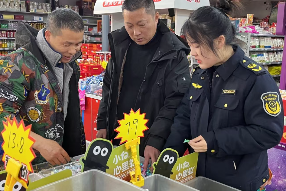 江西省永修县市场监管局立新分局联合开展元旦节前食品安全检查(图1)