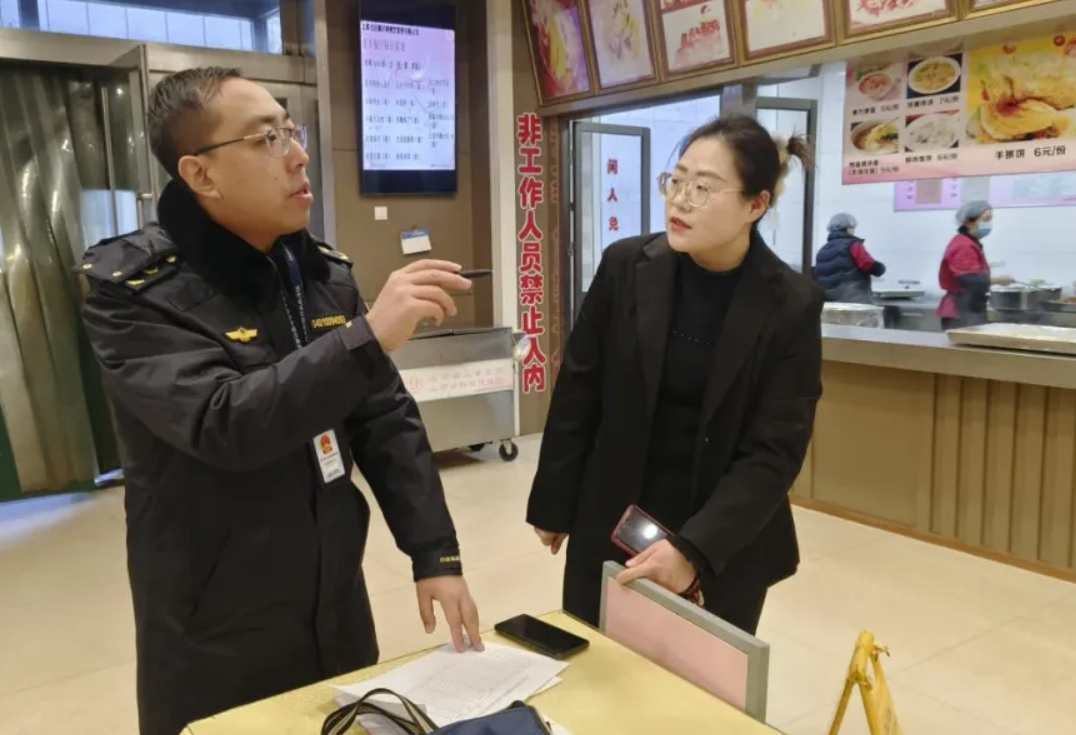 太原市杏花岭区市场监管局开展集中用餐单位食品安全大检查(图1)