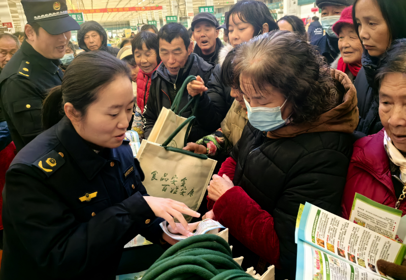 江苏省扬州市邗江区市场监管局槐泗分局开展冬季食品安全宣传(图1)