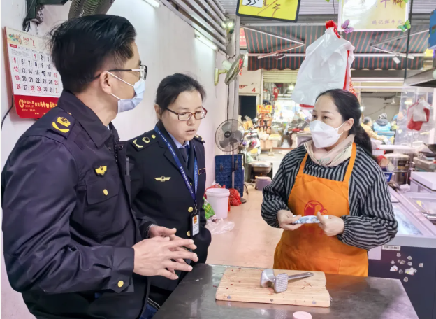 广西贵港市市场监管局组织开展春节前食品安全检查(图1)