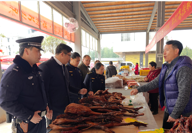 广西兴安县溶江镇市场监管所联合开展年货大集食品安全检查(图1)