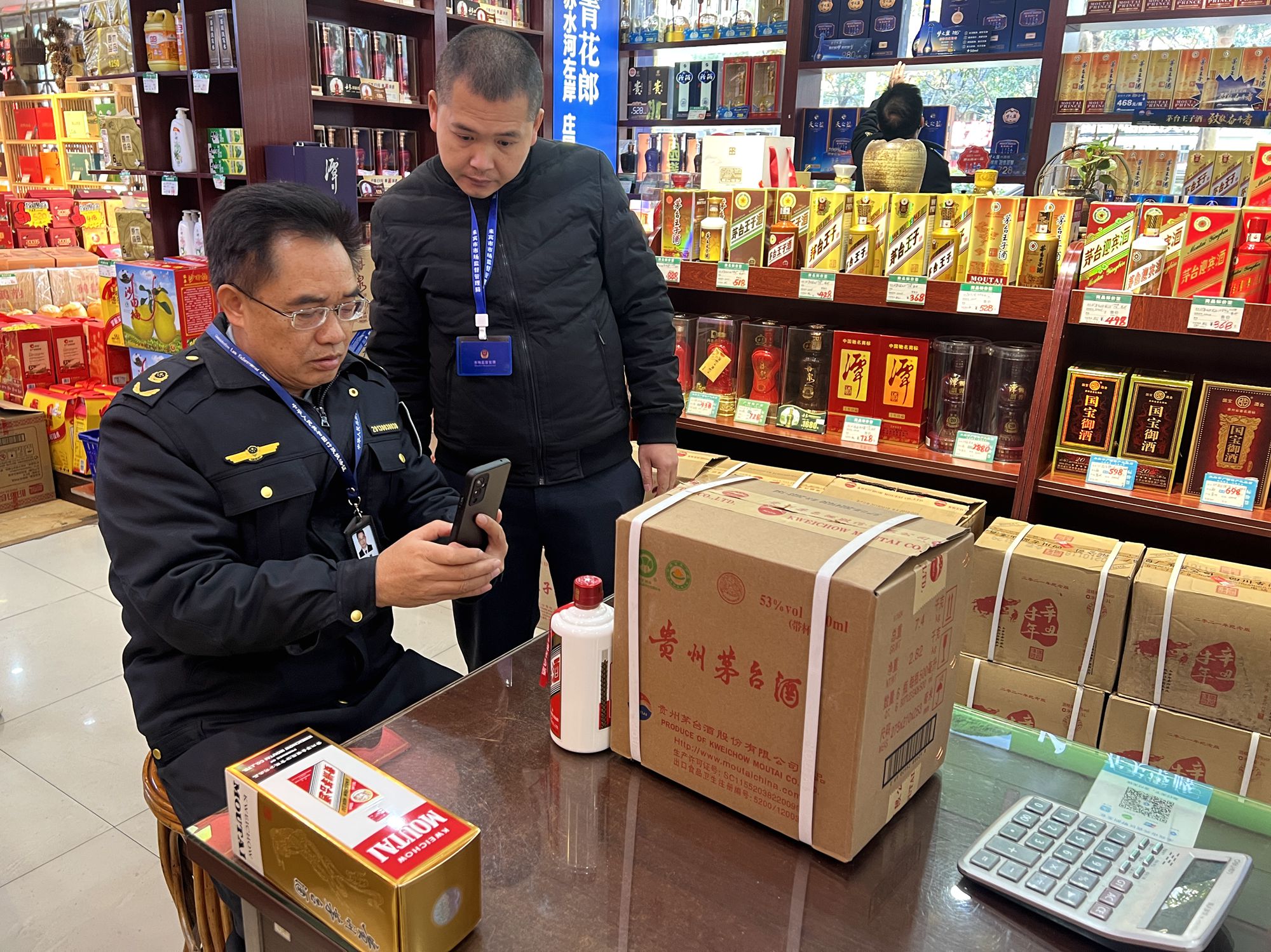 守护节日食品安全！广西来宾市市场监管局开展春节期间白酒市场专项检查(图2)