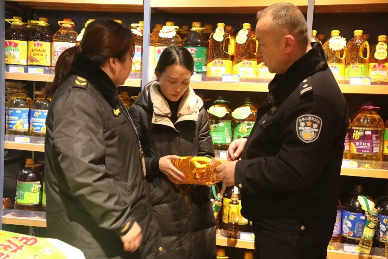 织密食品“安全网”！新疆疏附县市场监管局开展节前食品安全检查(图1)