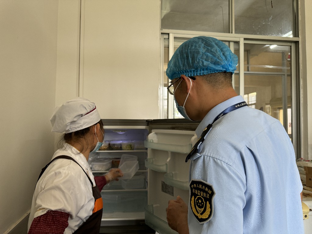 春节安全不放松 市场监督管理局赴大润发超市开展食品安全检查工作(图1)