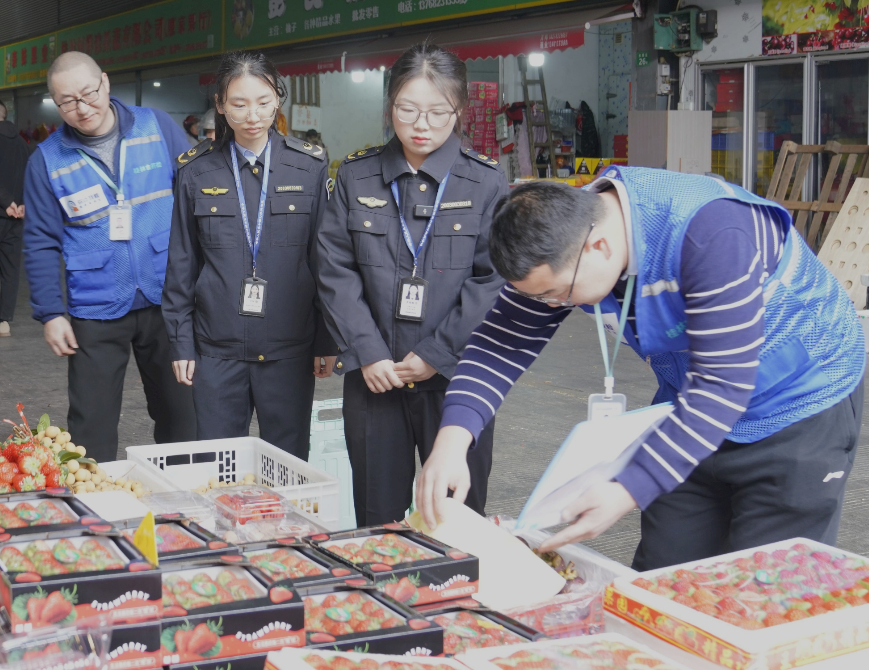 广西桂林市市场监管局开展食品安全“你点我检”守护百姓“果盘子”活动(图1)