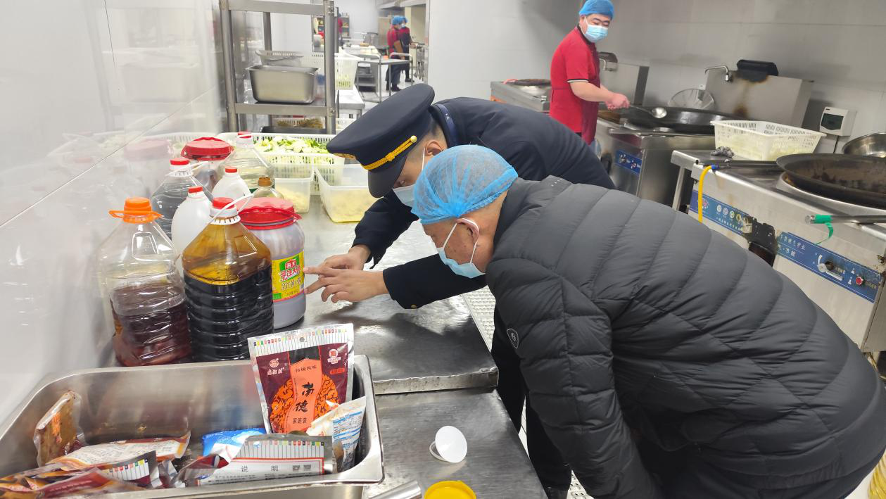 河南省许昌市市场监管局魏都区分局开展春季校园食品安全专项检查(图1)