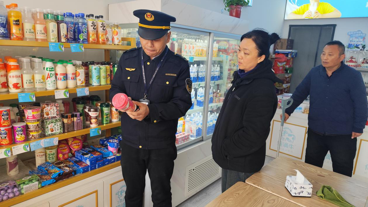 河南省许昌市市场监管局魏都区分局开展春季校园食品安全专项检查(图2)