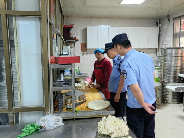 湖北省英山县市场监管局四查四看开展校园食品安全检查(图1)