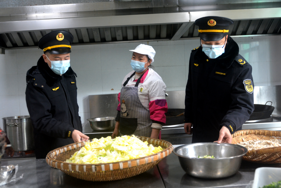 重庆市涪陵区焦石镇市场监管所开展校园食品安全专项检查(图1)